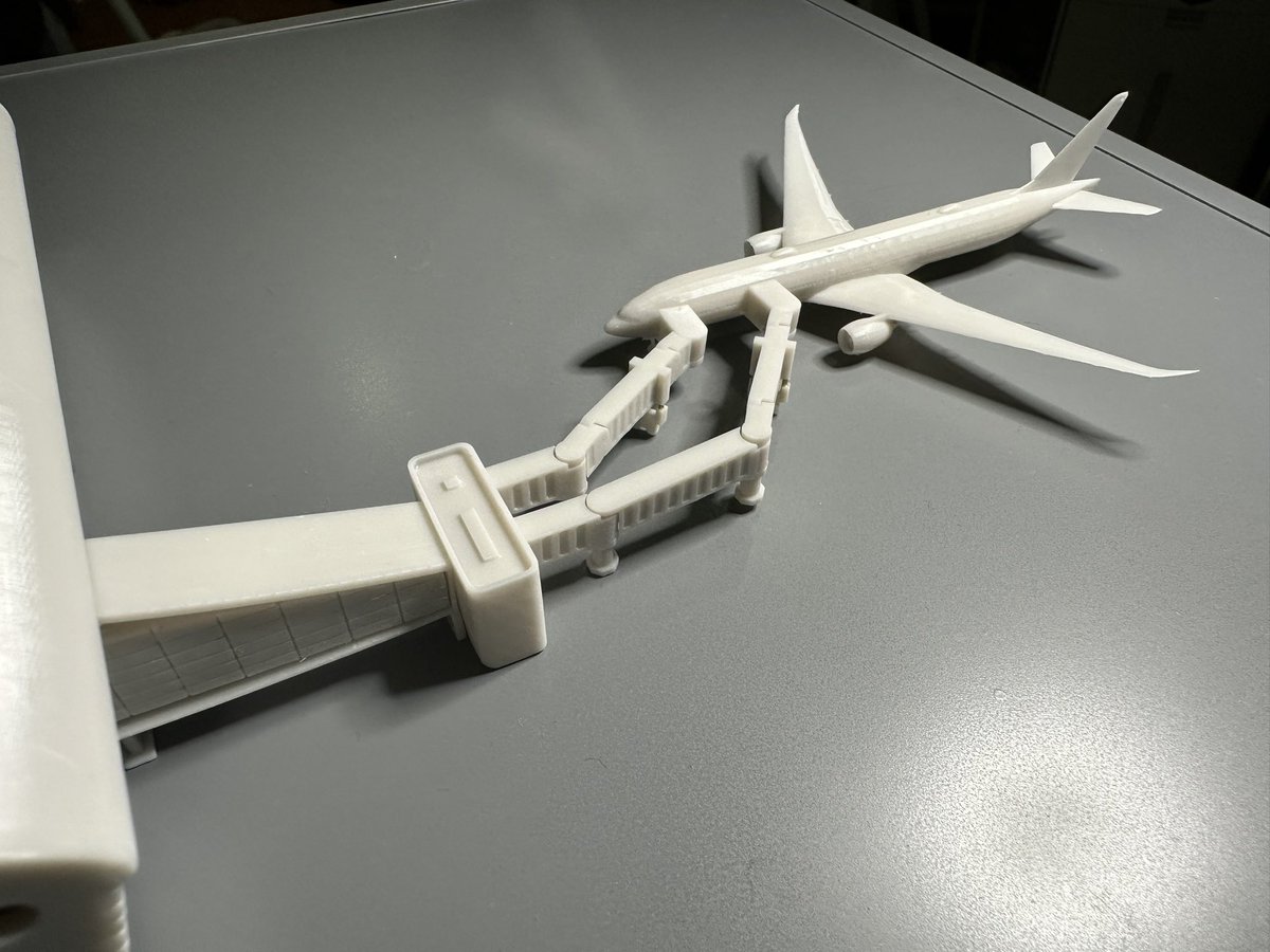 daydream0214's tweet photo. これが1/700で作れるなんて、本当に3Dプリンタの普及には感謝。関節部にはマグネットが仕込んでありB737からA380まで対応可能。ただ悲しいかな、これらを作ったとて置くスペースが無いということ。
#700分の1 #ジオラマ #Boardingbridge https://t.co/cFnDuZx9DP