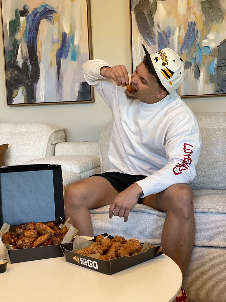 I don’t know where I’m GO-ing, but Buffalo Wild Wings GO hooked-up my GO-to delivery order Honey BBQ Wings for draft. Get 6 FREE wings with promo code GOWINGS ($10 min spend) for takeout or delivery (Ends 4/30) @BWWings #Partner #NFLDraft.