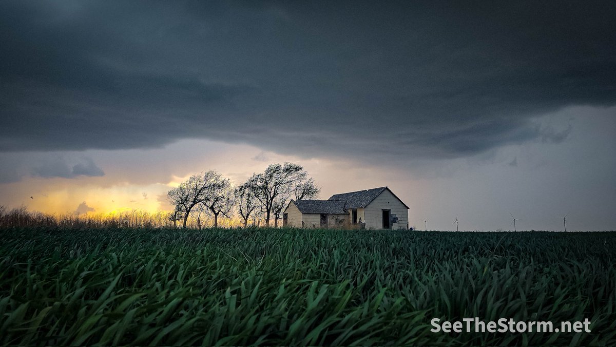 VinceWaelti's tweet photo. Still live out here near Leoti, Kansas

@RadarOmega https://t.co/fyBJwKmCmO