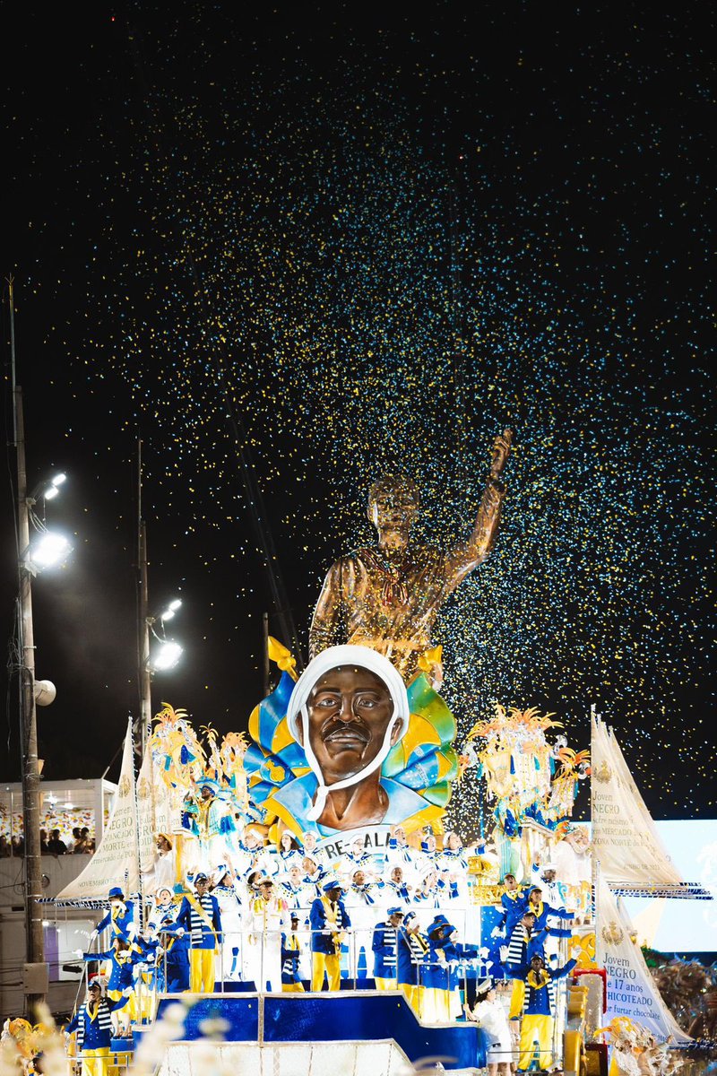 Um #tbt para exaltar sim um herói nacional: Salve o Almirante Negro!! ✊🏿💛💙👑 Fotos 📷: @julianaferrerph