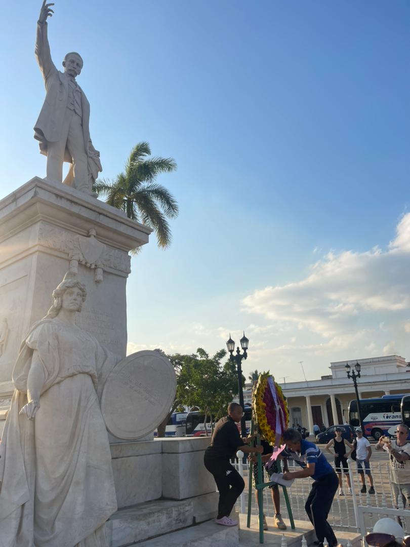 Miembros de la Brigada Internacional por el 1ro de Mayo, a su arribo a la ciudad de Cienfuegos, realizaron una ofrenda floral a los pies de la estatua de José Martí. #PorCubaJuntosCreamos