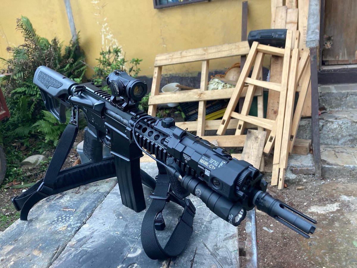dani_devils_'s tweet photo. Some new cool stuff on my setup ICS MK18 EMG Daniel Defense Emisary Company hand stop B.E MYERS Mawl C1+ surfire scout light mini by Wadsn  ferro concepts slightster surfire flash hider by airsoft artisan aimpoint micro t2 scalarworks Leap mount and CQD sling point. https://t.co/2V3HNLWsn7