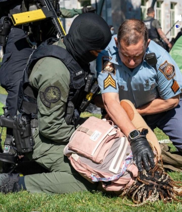 REVMAXXING's tweet photo. 🚨 🇺🇸 POLICE ARE ATTACKING STUDENTS!!!

AMERICA IS A FAILED STATE https://t.co/pXoJaXypVi