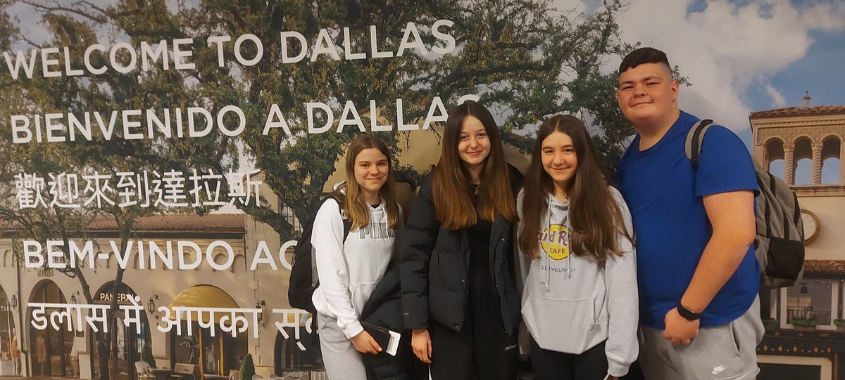 Arrived in Dallas but robot didn't make connecting flight!! Should be arriving later, pleased #VEXWorlds