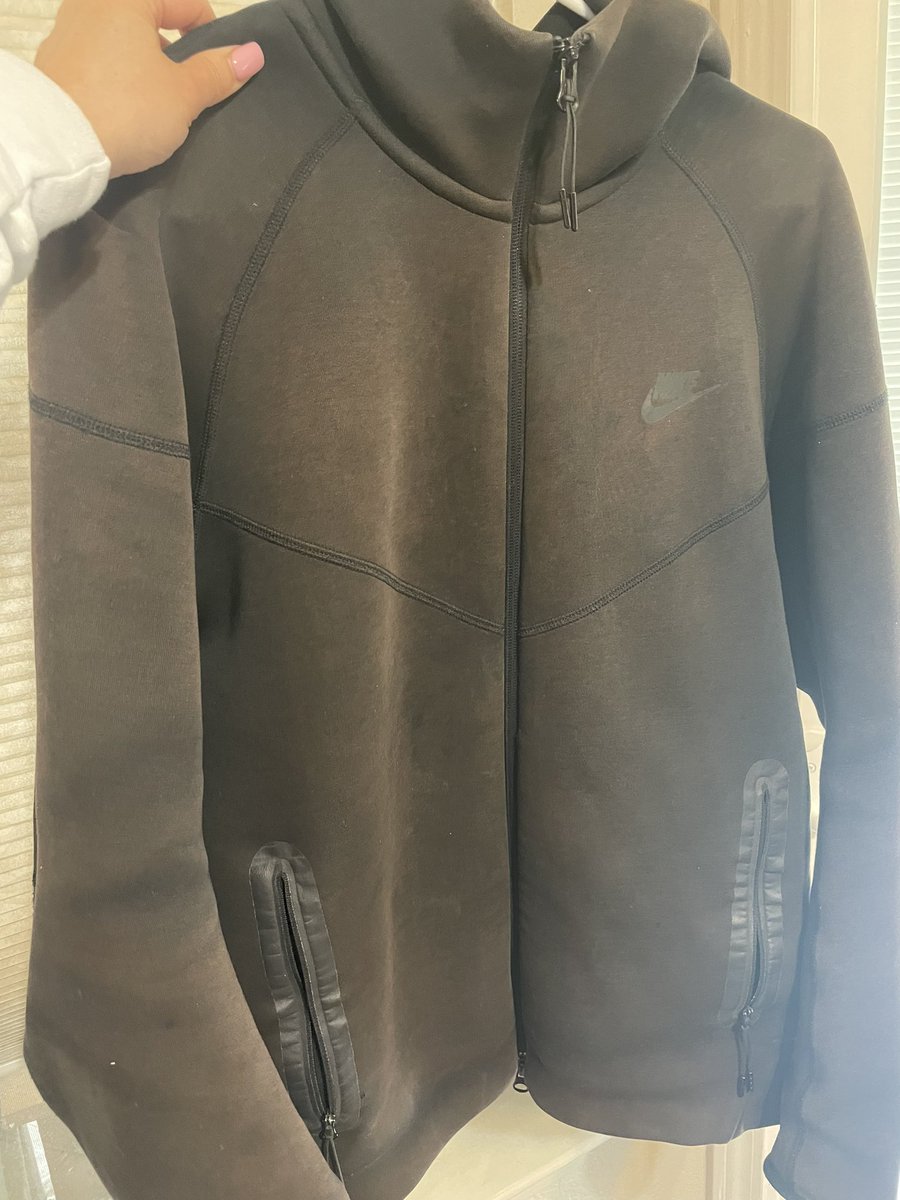 VanessaFierce's tweet photo. @Nike @nikestore @NikeService 
What is up with this fading??? My son hasn’t even had his black Nike Tech for 6 months and the outside of the jacket has turned from black to brown. #Nike #niketech #fading #poorquality https://t.co/5uhbOeWp1d