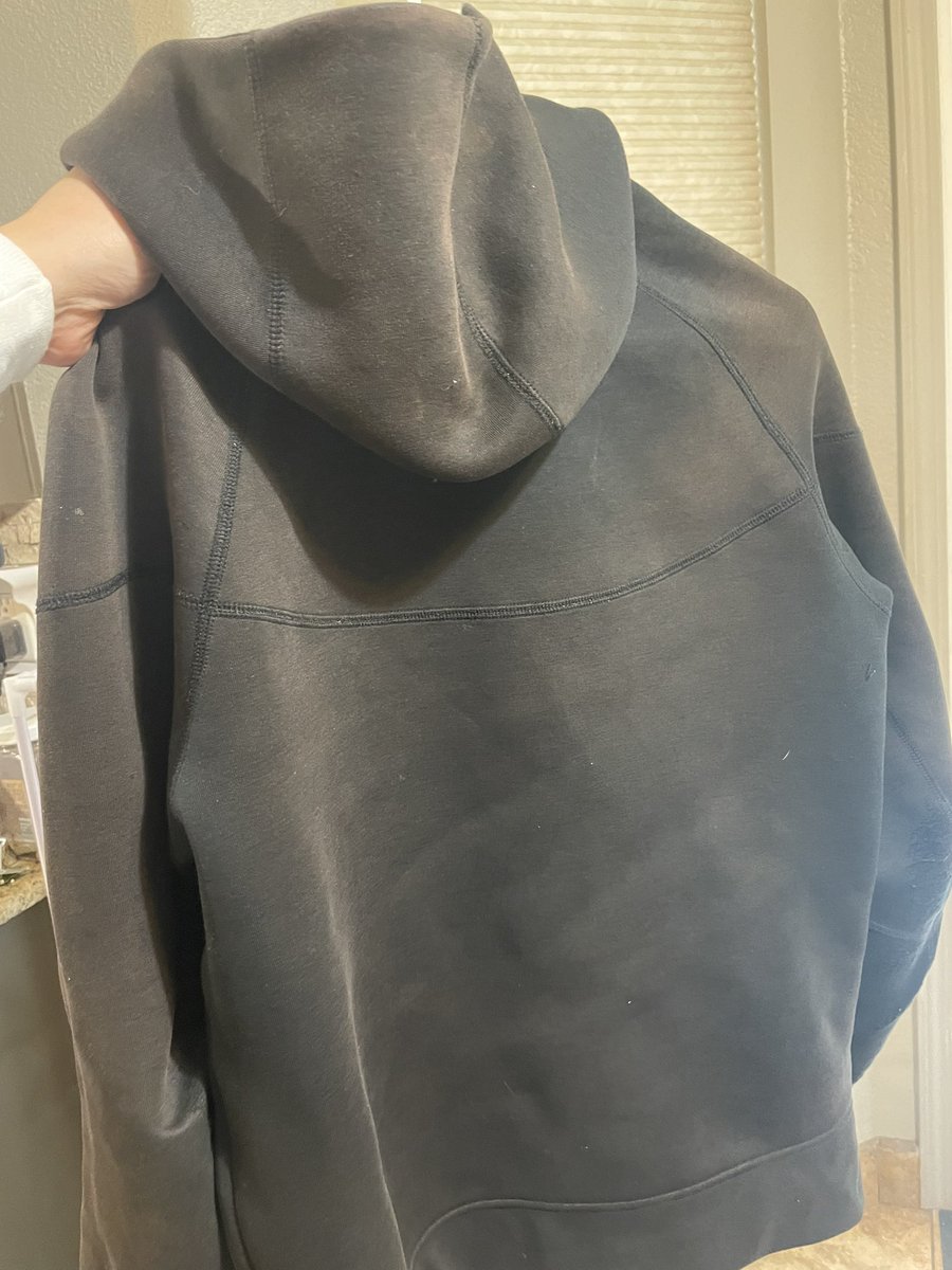 VanessaFierce's tweet photo. @Nike @nikestore @NikeService 
What is up with this fading??? My son hasn’t even had his black Nike Tech for 6 months and the outside of the jacket has turned from black to brown. #Nike #niketech #fading #poorquality https://t.co/5uhbOeWp1d