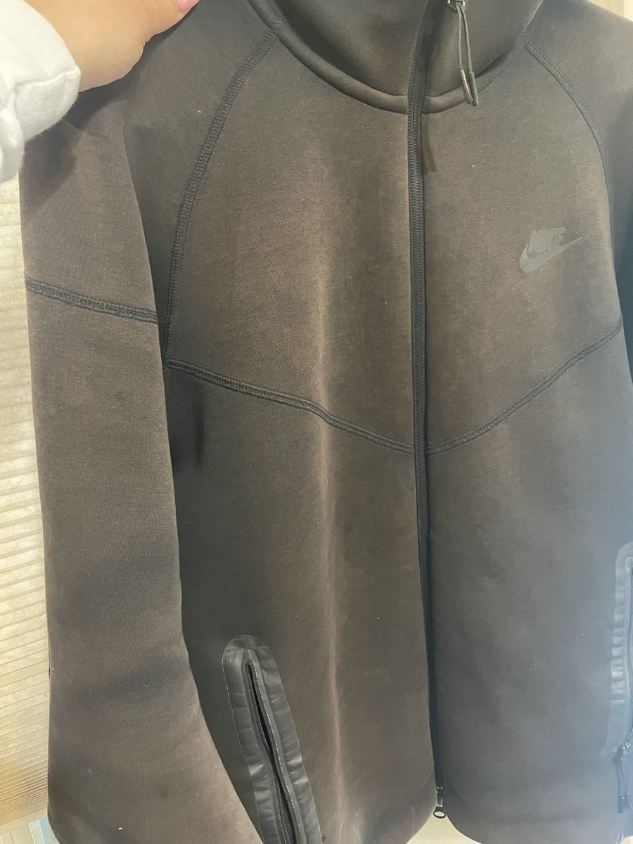 VanessaFierce's tweet photo. @Nike @nikestore @NikeService 
What is up with this fading??? My son hasn’t even had his black Nike Tech for 6 months and the outside of the jacket has turned from black to brown. #Nike #niketech #fading #poorquality https://t.co/5uhbOeWp1d