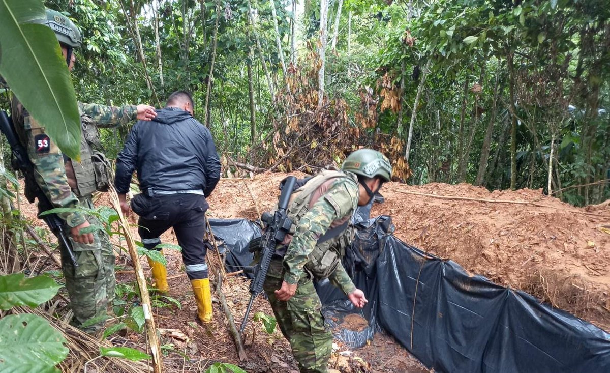𝑴𝒊𝒍𝒊𝒕𝒂𝒓𝒆𝒔 𝒆𝒏𝒄𝒖𝒆𝒏𝒕𝒓𝒂𝒏 𝒑𝒊𝒔𝒄𝒊𝒏𝒂𝒔 𝒄𝒍𝒂𝒏𝒅𝒆𝒔𝒕𝒊𝒏𝒂𝒔 𝒅𝒆 𝒂𝒍𝒎𝒂𝒄𝒆𝒏𝒂𝒎𝒊𝒆𝒏𝒕𝒐 𝒅𝒆 𝒄𝒐𝒎𝒃𝒖𝒔𝒕𝒊𝒃𝒍𝒆 #Sucumbíos | Personal militar que se encontraba realizando operaciones militares en la vía Dureno Pacayacu encontró 1 piscina de 15…