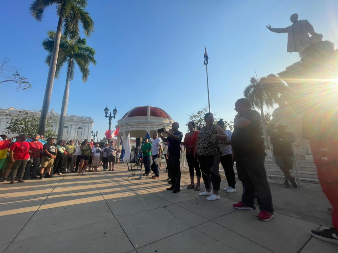 La Brigada 1ro de Mayo fue recibida por las autoridades de la hospitalaria ciudad de Cienfuegos en un acto efectuado en el Parque José Martí. #CubaNoEstáSola #PorCubaJuntosCreamos