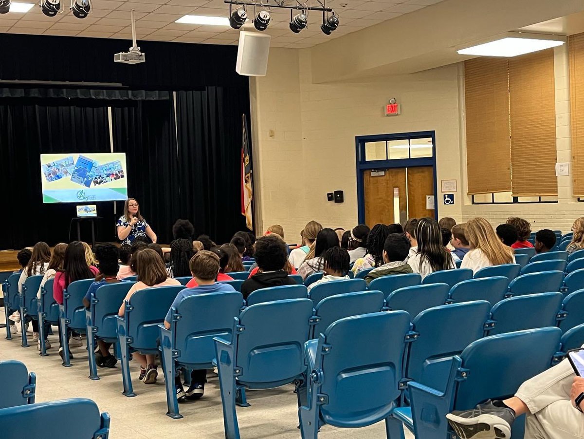 Today, rising 6th graders from @marshvilleesnc visited East Union and learned about the transition to 6th grade and our standard of #Excellence! See you very soon, Beavers! #ExcellenceIsTheStandard @ucpsnc @aghoulihan @kevinplue