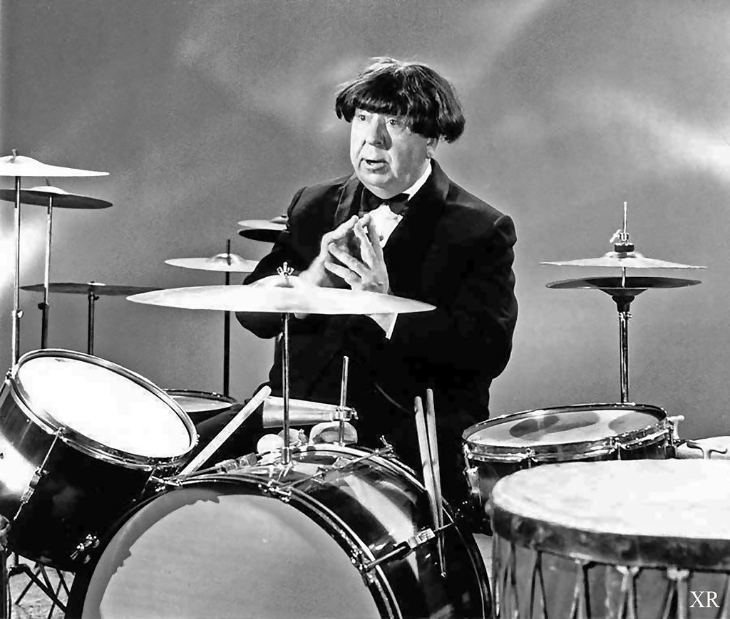 Alfred Hitchcock does his best Ringo impression in a Beatles wig, 1964

#ThursdayThoughts