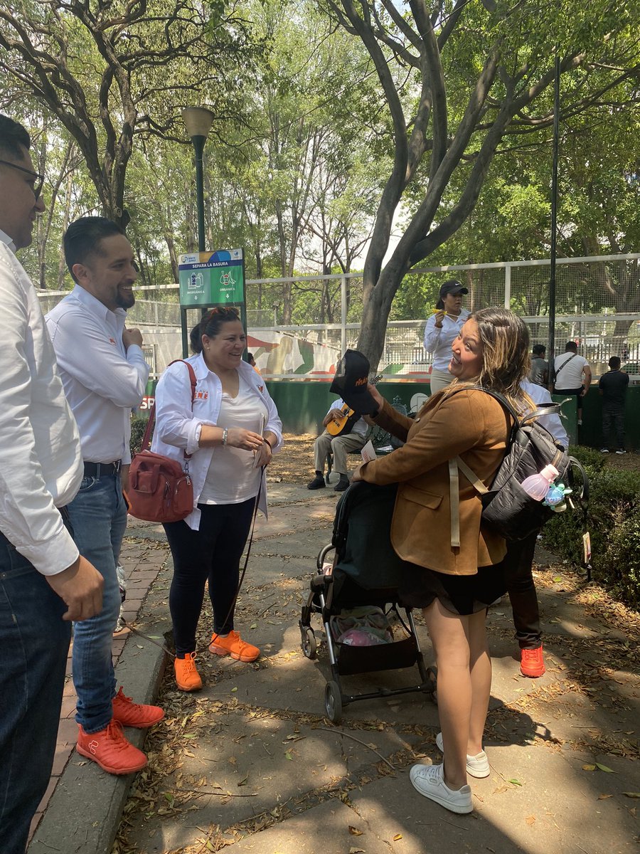 Caminamos con nuestr@s candidat@s de #BenitoJuárez al 15 Federal, <a href="/AbrahamManriquz/">@eldocadms</a> y al 18 Local #CarmenChu; es extraordinaria la recepción de los vecinos que al escuchar la alegría del #MaynezPresidente y la certeza de <a href="/Chertorivski/">Salomón Chertorivski</a> a la Jefatura se acercan ¡el movimiento crece!
