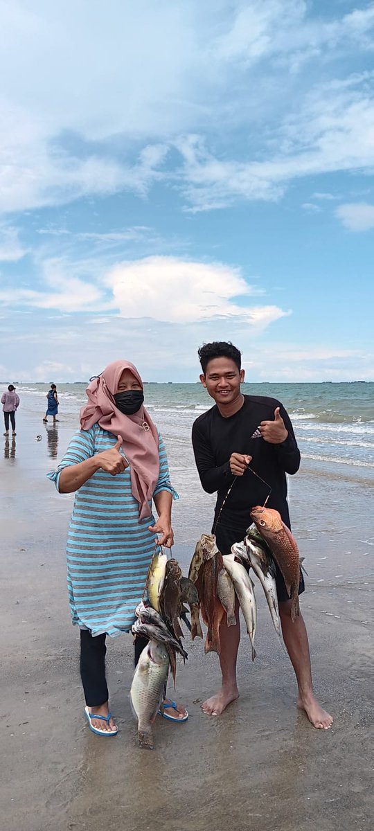 srinarsih18's tweet photo. Sri Narsih luhkan Kab Tanah  Bumbu,Jumat 05 April 2024 pendataan produksi hasil tangkapan ikan an Ismail  anggota kub Lobster IV sebanyak 20 kg dengan harga 45.000/kg dengan mengunakan alat pancing
#GiatLuhkanSatminkalBWI
#luhlapor
#tanahbumbu
@bpsdmbp3bwi
@puslatluhkp
@bpsdmkp https://t.co/VGn9eXEZpx