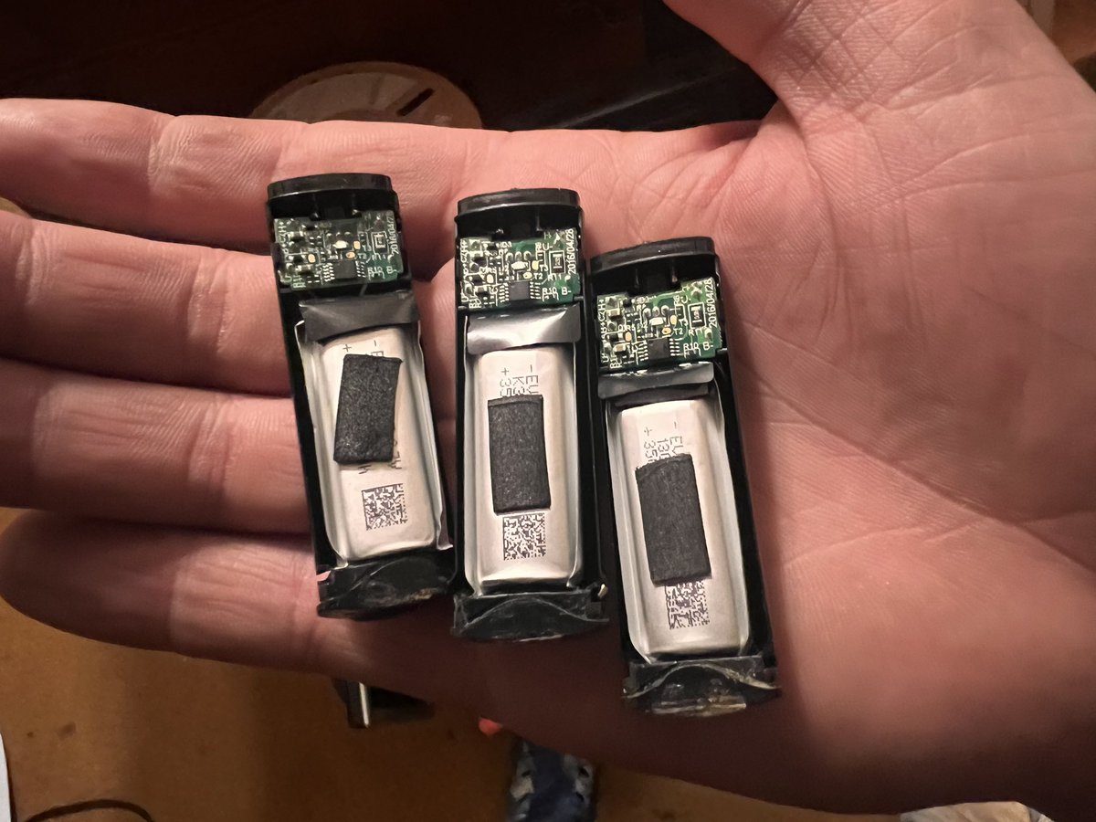 Life hack: if you want free, small lithium batteries, ask someone that uses disposable vapes to give you their used ones for disassembly lmaooooo