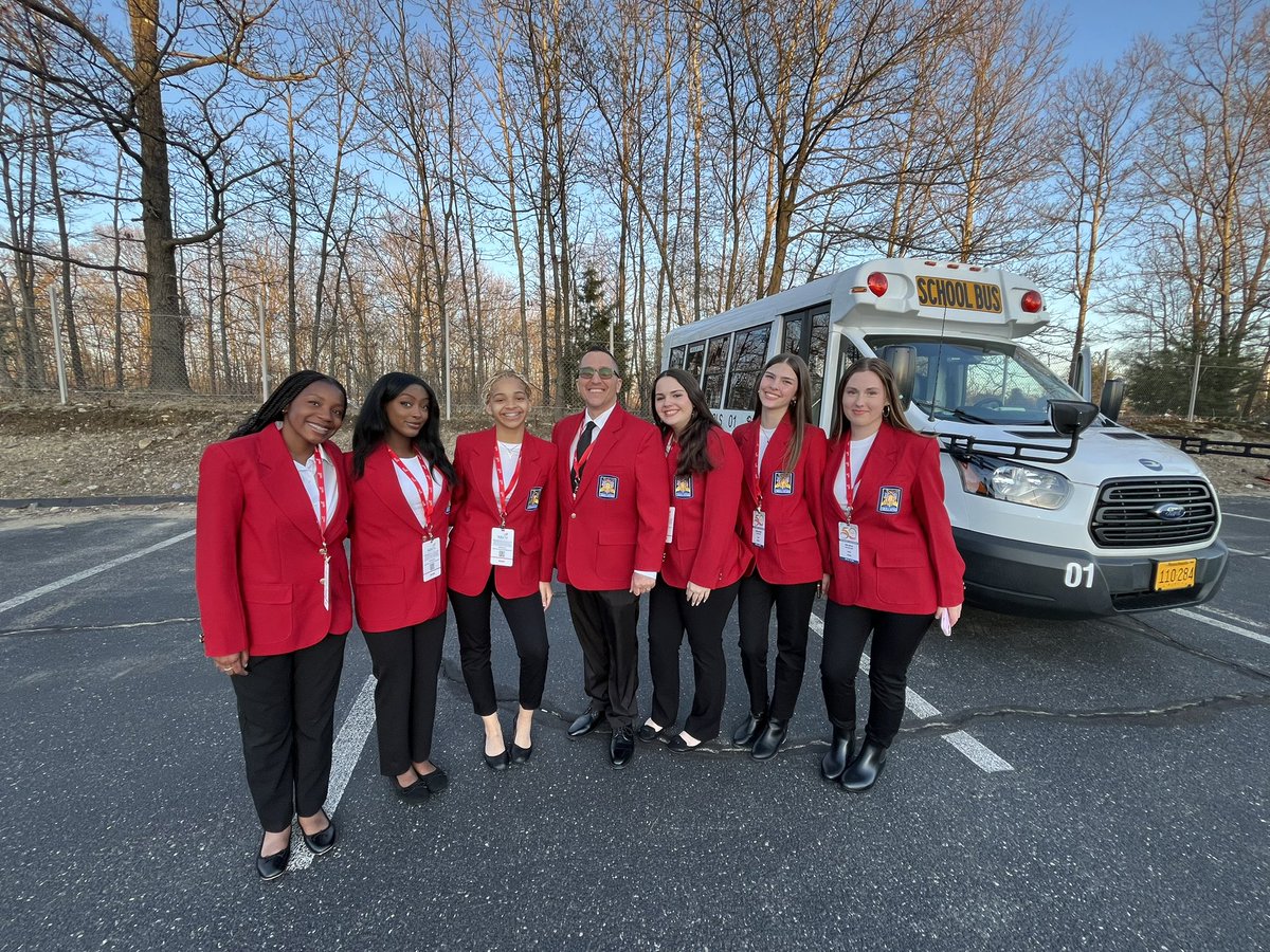 What an amazing group of scholars! Best of luck at the SkillsUSA State Championship competition this weekend! #BeElite #CTEWorks #GoWitch @_SalemHigh_ @maskillsusa