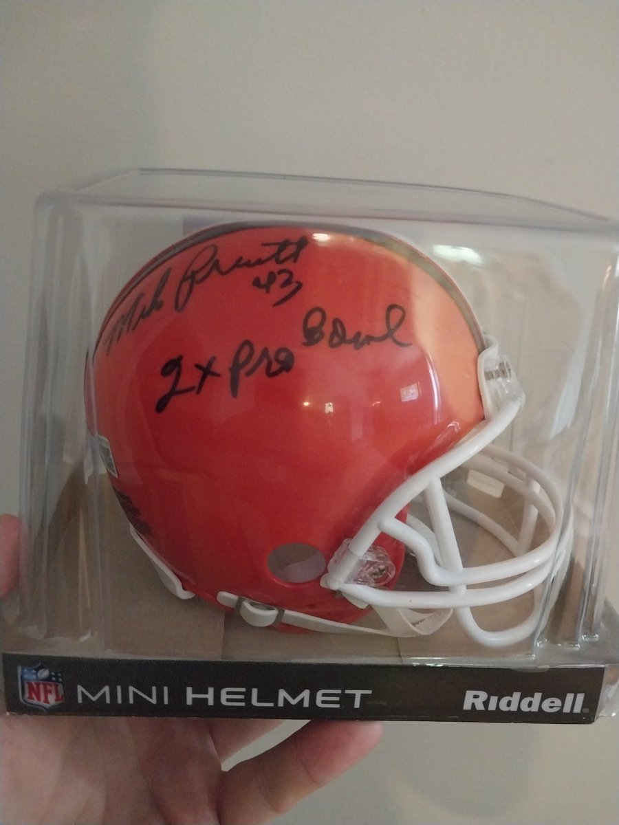 🔥draft weekend giveaway 🔥 🔥 the giveaway will run all draft weekend and I'll draw the winner on Sunday 🔥 💥 like 💥 💥 to join 💥 💥 follow me 💥 💥 retweet 💥 💥 comment your favorite player ever drafted 💥 Mike Pruitt signed proline mini, has beckett COA #DawgPound…