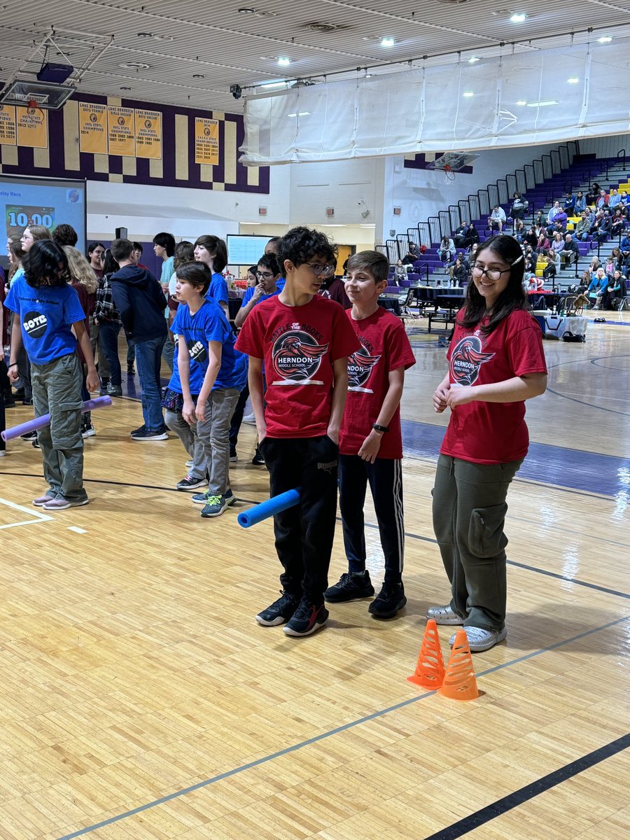 debbienotdeb's tweet photo. HMS Hawks are here for Battle of the books! Cross county celebration of reading with 14 middle schools! https://t.co/aOah2mBRvV