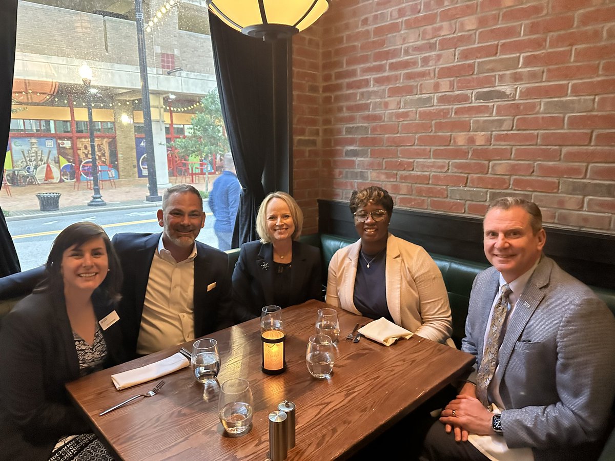BattenU_SVP's tweet photo. Great visit with Jennifer Sirangelo (CEO of Points of Light), Mimi Mitchell (CEO of Volunteer Hampton Roads), and fellow board members Lyn Langman and Tage Counts.   Both organizations hosted and assisted the HW Bush in deploying 2,000 sailors to 41 service projects today. https://t.co/dlBi4gdcjG