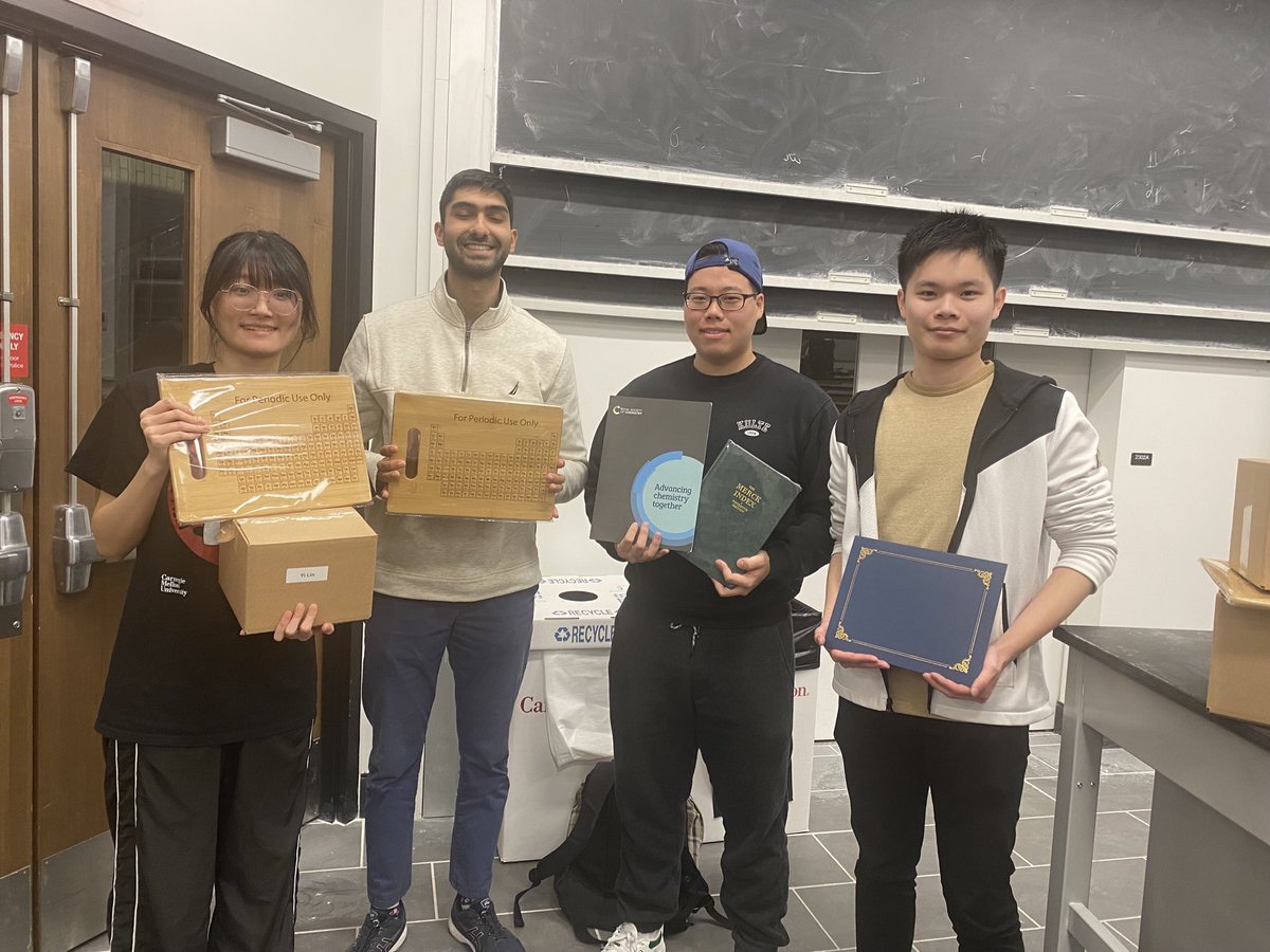 Congrats grad student @GoswamiSunipa and undergrads Jimin, Sheng, Karan, Daniel, Yi Lin and Emma for the Departmental awards!!! 🍾🍾🍾 @CMU_Chem @CmuScience
