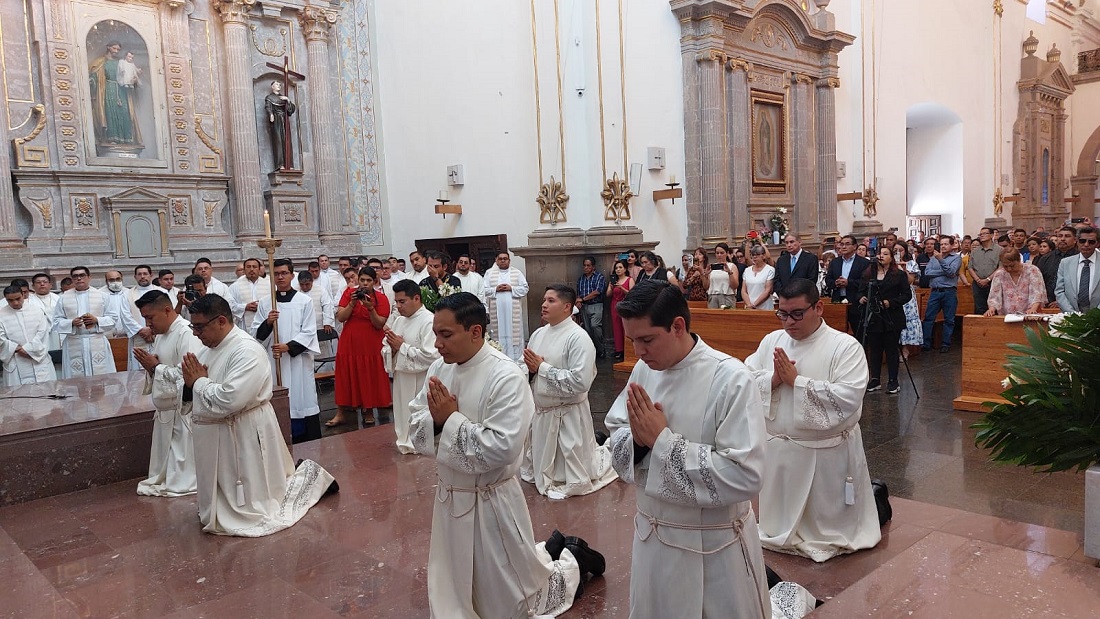 Se ordenan 7 nuevos diáconos en Diócesis de #Irapuato; les piden apoyar a los más débiles bit.ly/4daT1hr