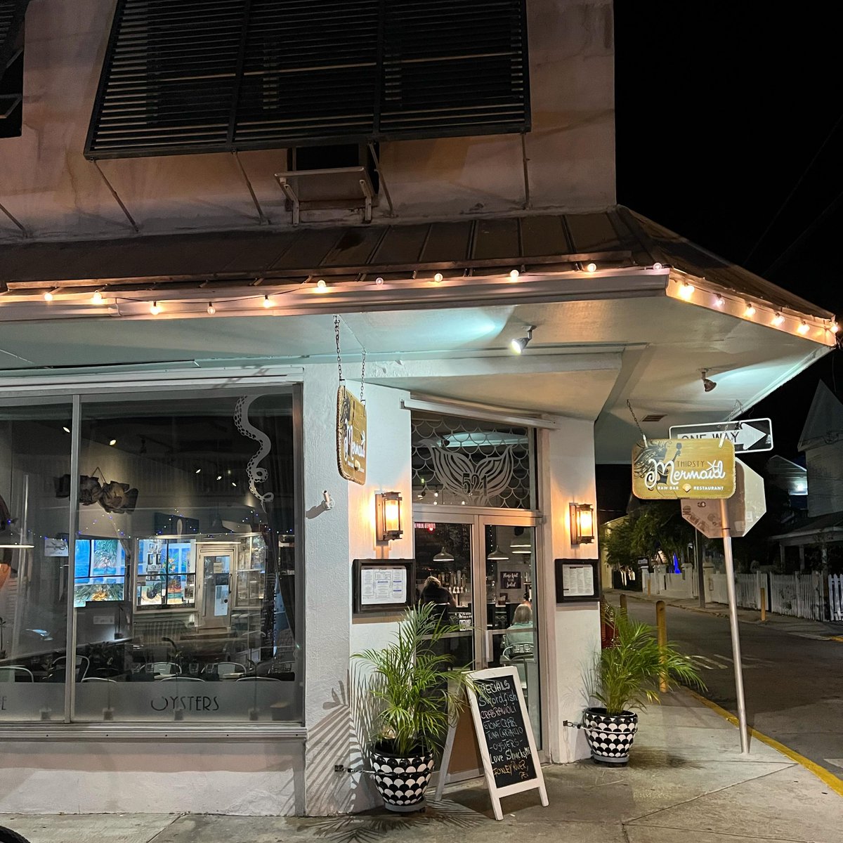 Here's a fun little place! Who's been to the Thirsty Mermaid on Fleming? #keywest #thirstymermaid #keywestrestaurant 📷 @thirstymermaidkeywest

More: PartyinKeyWest.com/wp/
Follow us: @PartyInKeyWest
Hashtag us: #PartyInKeyWest