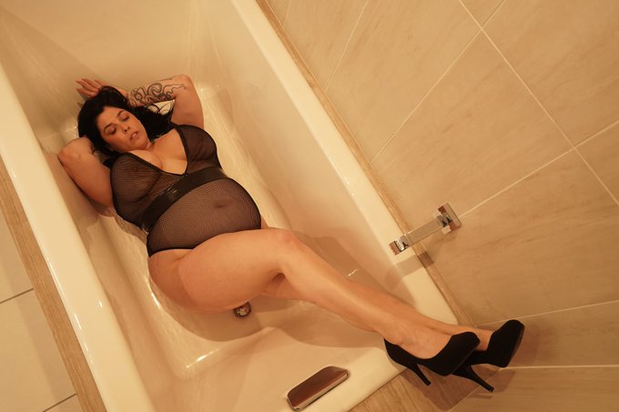 Watch 🖤Tang💦 The Facial Queen 🖤's leaked NSFW photo on TwXstars