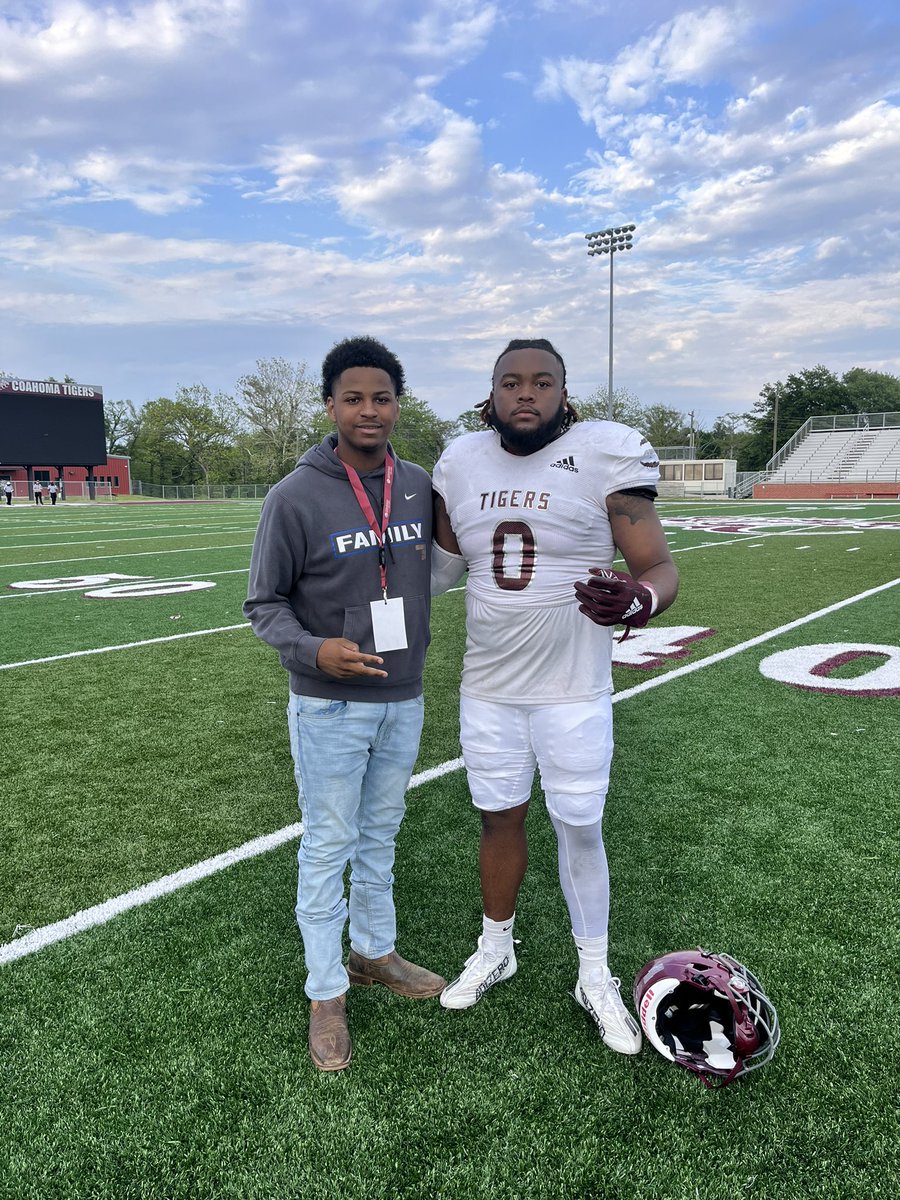 HolmesKmarion's tweet photo. Had A Great Visit At @CoahomaFootball And A Great Time Watching How Y'all Do Things!! #WhyNotCoahoma🟤⚪️ 
@_CoachJohnsonJr @Metcalf79 @ShauneHoliday @jerving22 @BooseIssac @recruitchargers https://t.co/WPBrzgLoVh