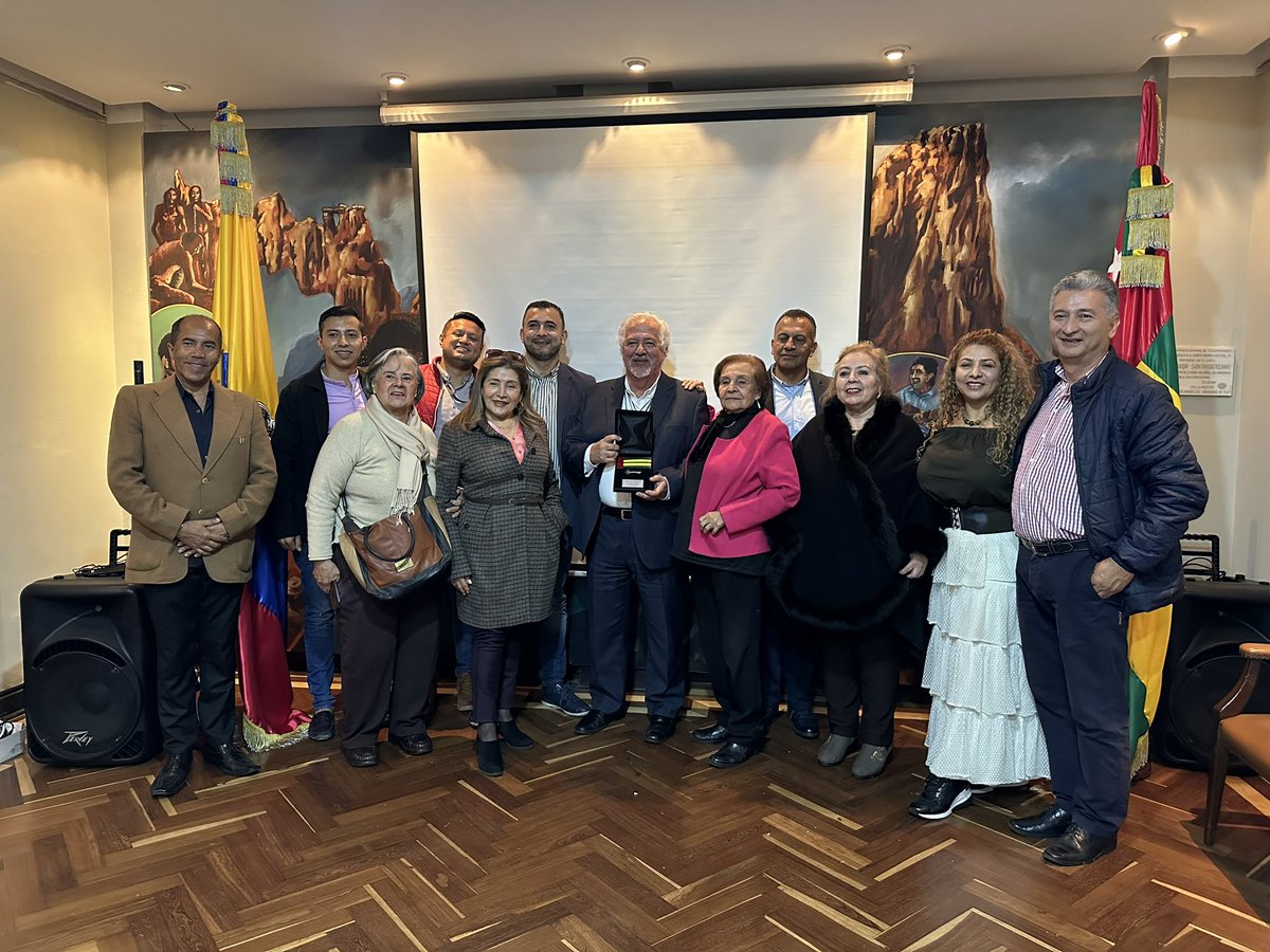 Entrega de llaves de casa de Santander al profesor Diego Rosselli Es tiempo de Santander