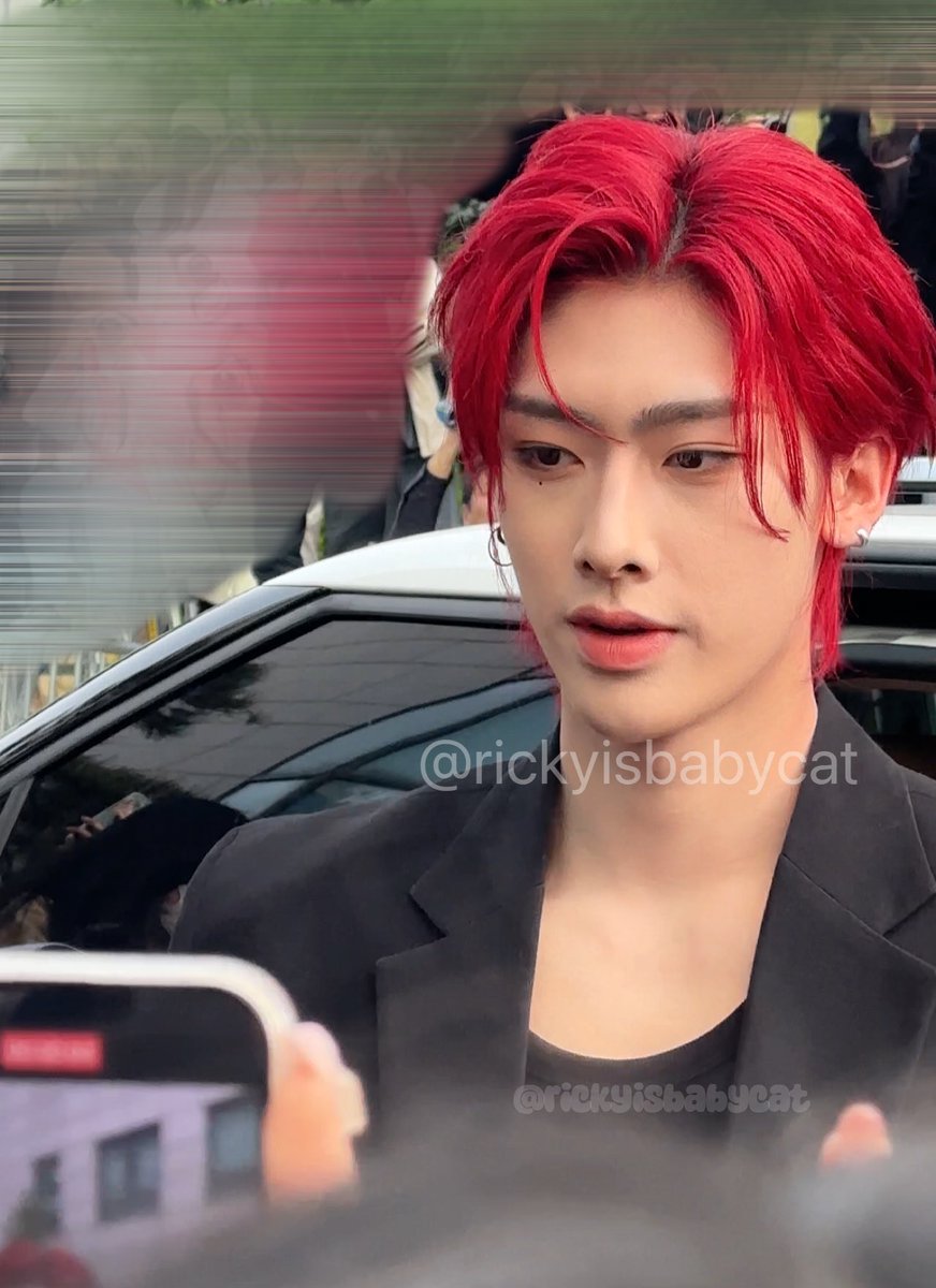 240426 뮤뱅 출근 리키

오늘도 이뿌넹