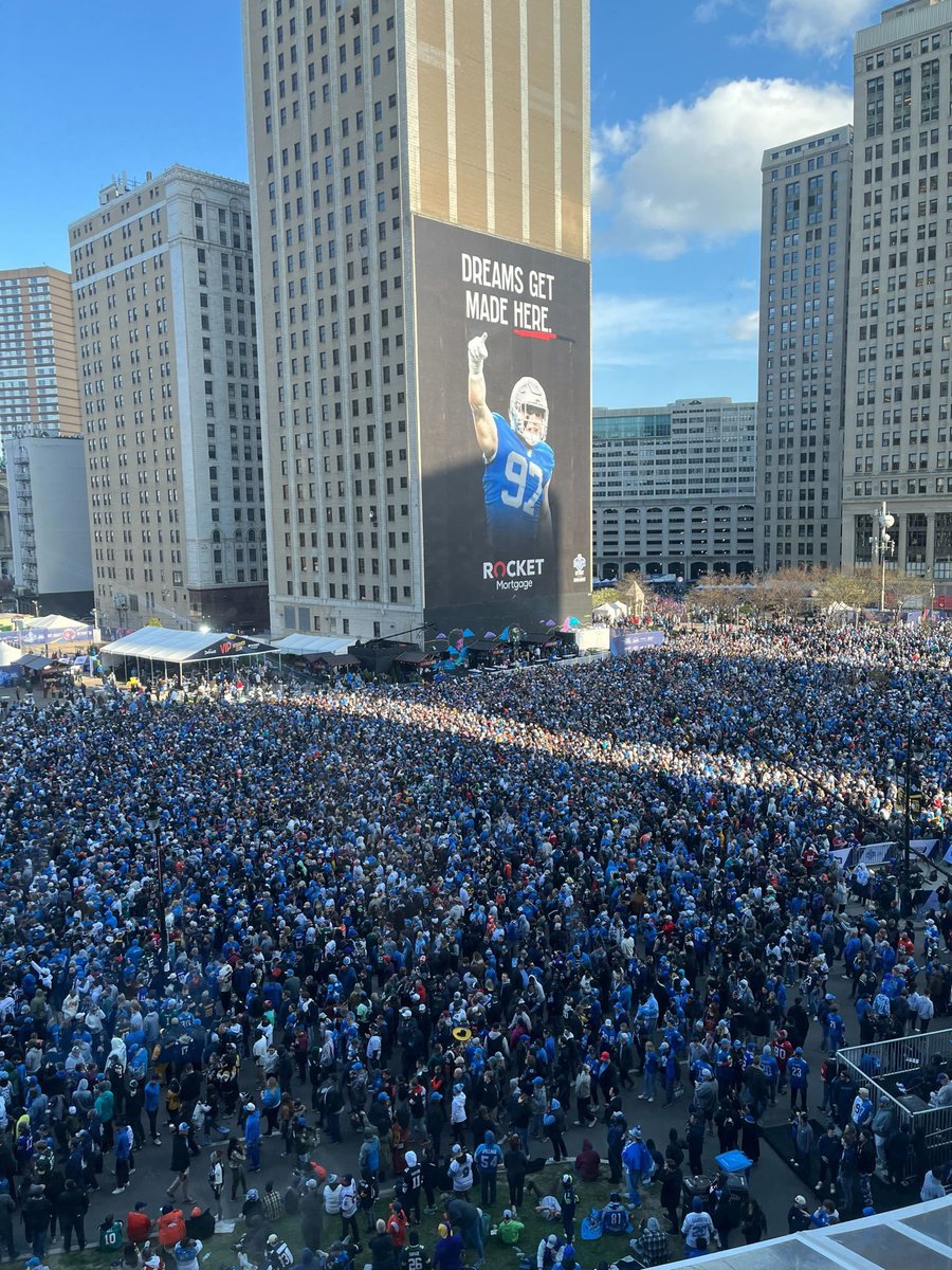 Look at all of these people who arrived just to see how Tony Khan's doing after last night's Dynamite. 🥰