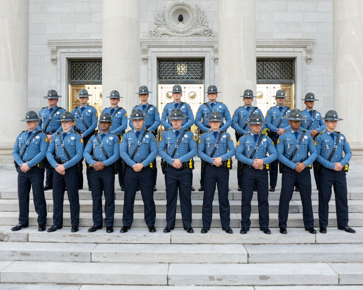 Please join us in congratulating the 18 recruits of Class 2024-A who were sworn in as Arkansas State Troopers tonight during a graduation ceremony at the Arkansas State Capitol! #ARStatePolice   Read more here: dps.arkansas.gov/news/new-troop…