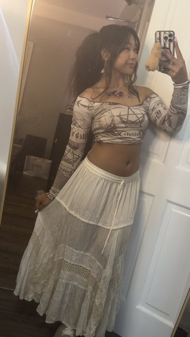 time to get comfy and answer messages :3 also look at this vintage skirt I scored at an LA flea market