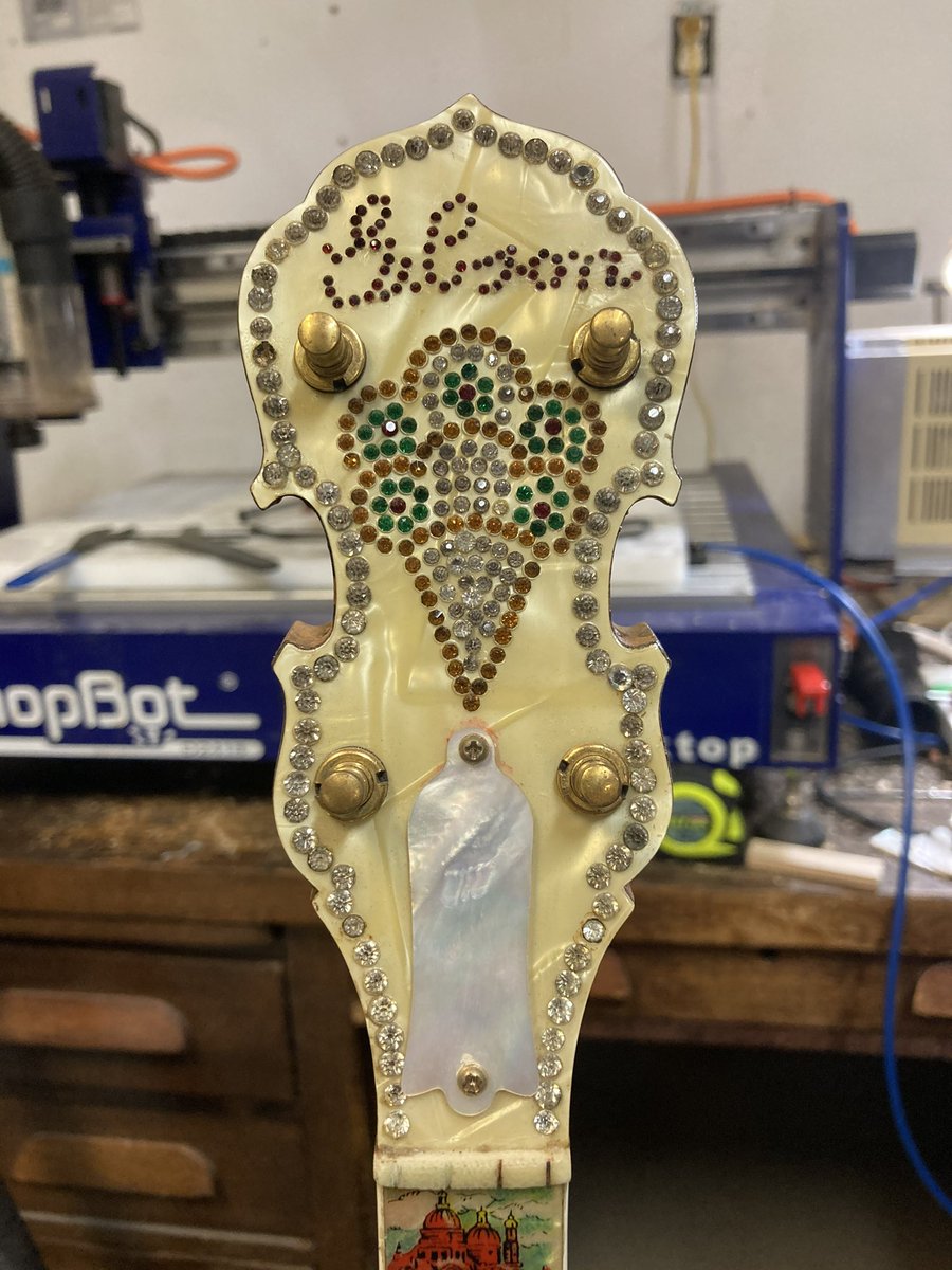 willmaddoxbanjo's tweet photo. Thoughts on the “ice cream cone” headstock?
#Gibson #Mastertone #banjo https://t.co/aaZbtPU81n
