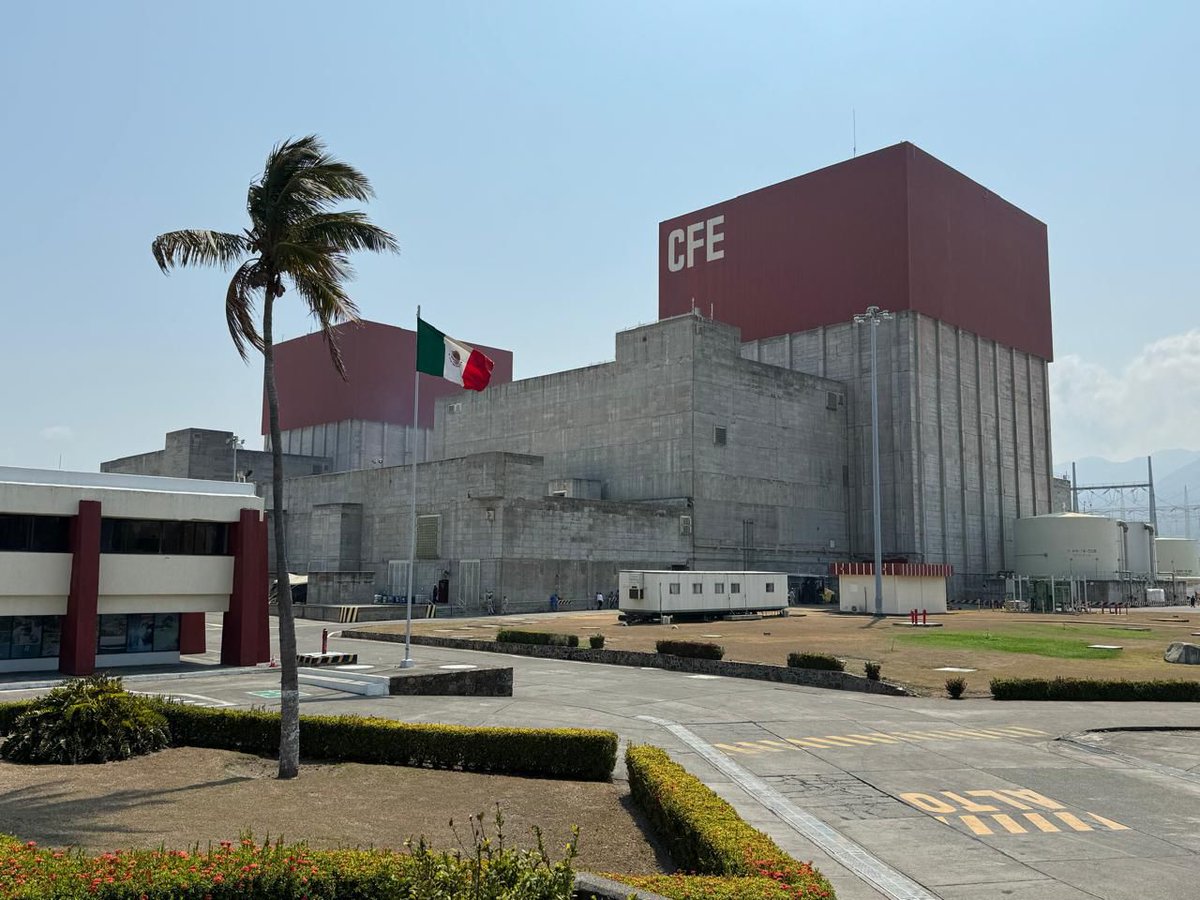 SENER_mx's tweet photo. El secretario Miguel A. Maciel Torres realizó una visita a la Central Nucleoeléctrica Laguna Verde de la @CFEmx, en donde destacó que la Empresa del Estado genera energía limpia y sin intermitencias. Agregó que esto representa una oportunidad para incrementar este tipo de energía https://t.co/Xy57BN15Da