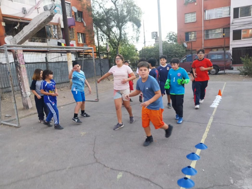 Excelente intervención junto a los niños y niñas de la Villa Venezuela de la Comuna de San Joaquin. Exito a todos 💪⚽️ 🇨🇱 @munisanjoaquin @cormusaludsanjoaquin @cristobalabralcalde   #niñosyniñasfelices #sanjoaquin #villavenezuela @cesfamsanjoaquin