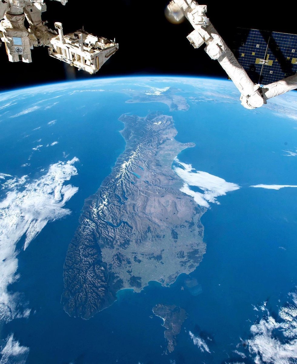 New Zealand seen from the International Space Station 😯😯