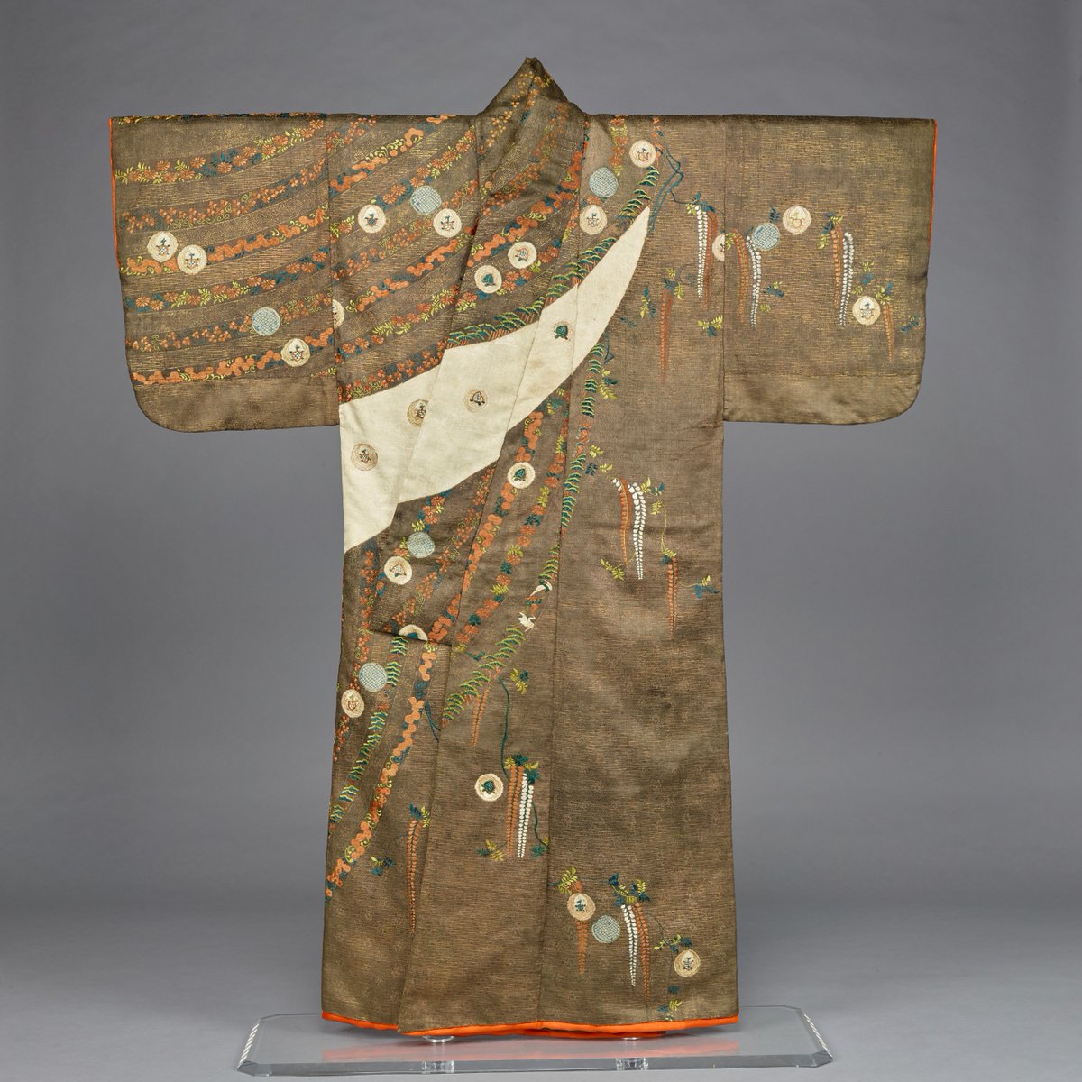 TNM_IR_EN's tweet photo. See if you can find small turtles symbolizing longevity on this elaborately designed kimono!
Kimono (Kosode) with Noshi Strips and Wisterias
Edo period, 17th century
Meiji era, 19th century
Until June 23, in Room 10, Japanese Gallery #TNMonView #EdoPeriod #Kosode https://t.co/I6XRyoPrPi