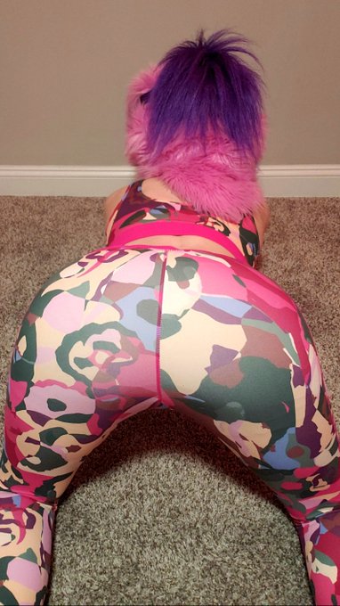 I really didn't expect yoga pants to make my ass look somehow even bigger https://t.co/l8JAw8b24l