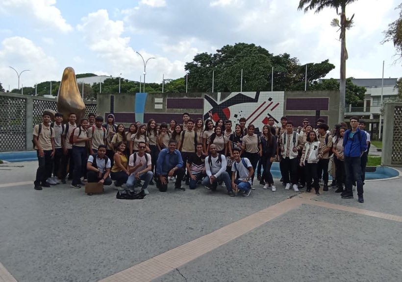 ADVenezuelaa's tweet photo. El Movimiento Democracia Estudiantil de #AcciónDemocrática realizó una visita guiada de estudiantes de liceos de Caracas a las instalaciones de la Universidad Central de Venezuela, en compañía del Secretario Nacional de Educación @luisrmarinv. AD con las nuevas generaciones 🙌🏻🏳️ https://t.co/krzYDweC97
