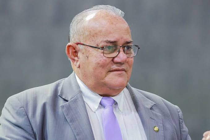 É muito difícil eu admirar um político, mas existe gente que trabalha realmente pelo povo independente das suas posições políticas, ideológicas ou partidária. Exemplo é o Prefeito de Macapá, Dr Furlan. Vereador de Manaus, Rodrigo Guedes e Vereador de Teresina, Antônio José Lira.