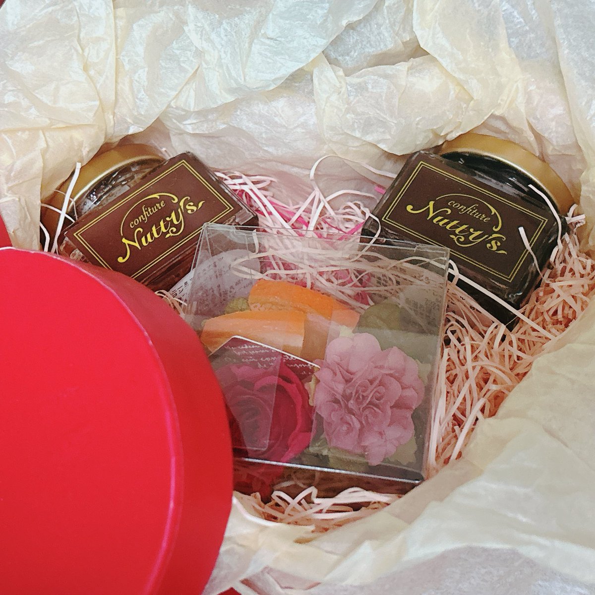 confit_nuttys's tweet photo. 今年の母の日は
Nutty'sのコンフィチュールを。
『スプーン一杯が運ぶひと時の幸せを』大切なママへ。

プ���ザーブドフラワーとコンフィチュールがセットになったギフトボックス数量限定ご予約受付中！

https://t.co/WTOrrg6nWx 

https://t.co/Zvqq8jQMZd

https://t.co/J3SlzVksmI
#ジャム#母の日 https://t.co/eyfHDuhwYG