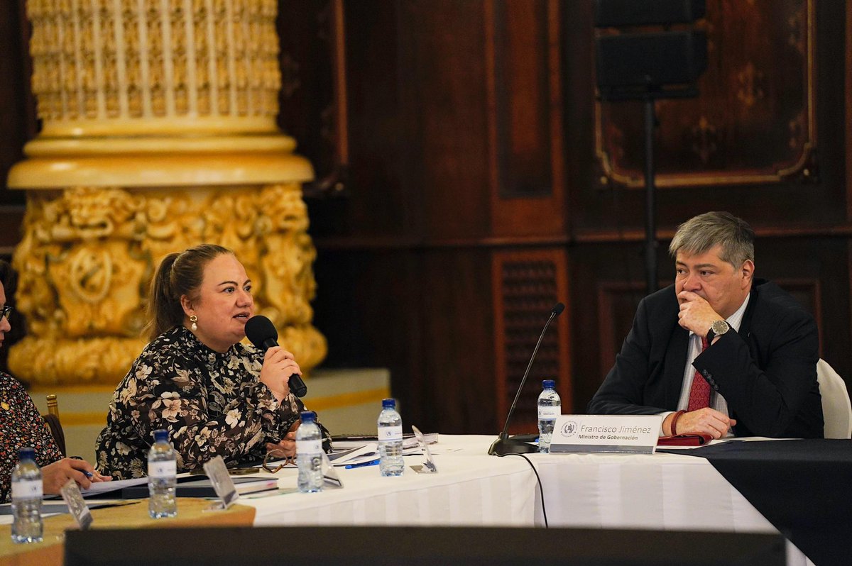 El Presidente @BArevalodeLeon encabeza la segunda reunión ordinaria de la #CONAPREVI, en el Salón de Recepciones del Palacio Nacional de la Cultura. Acompaña el titular del #Mingob, @FJimenezmingob, la Subsecretaria de la #SEPREM Diana Sagastune y la Viceministra Mayda De León.