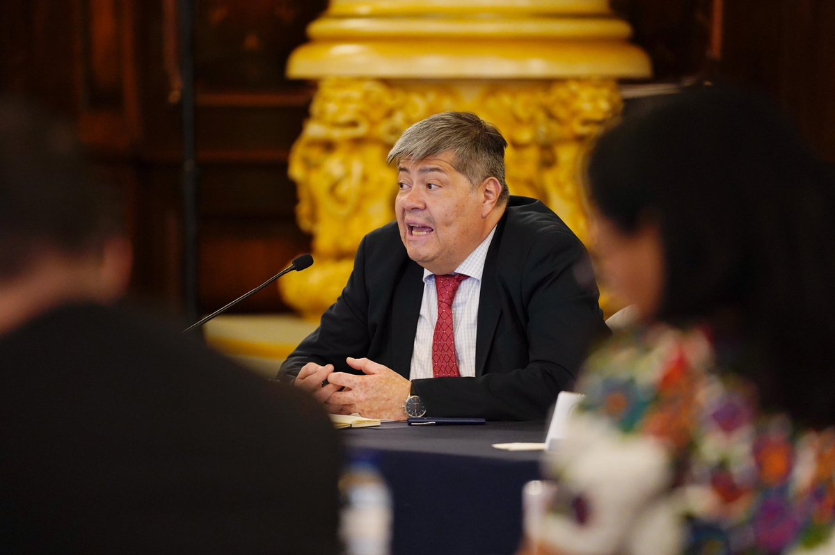 mingobguate's tweet photo. El Presidente @BArevalodeLeon encabeza la segunda reunión ordinaria de la #CONAPREVI, en el Salón de Recepciones del Palacio Nacional de la Cultura. Acompaña el titular del #Mingob, @FJimenezmingob, la Subsecretaria de la #SEPREM Diana Sagastune y la Viceministra Mayda De León. https://t.co/8SkegWujnA