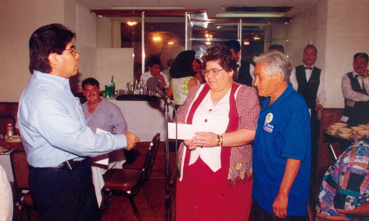 Hoy fue el último día que checó en "Primera Plana" la estimada diseñadora Marta Marina Escalante. Se retira a disfrutar de su jubilación. El maestro <a href="/rquirrin/">Ruiz Quirrín</a> hizo reconocimiento especial, porque además es de las fundadoras... Vamos a extrañarla por acá.