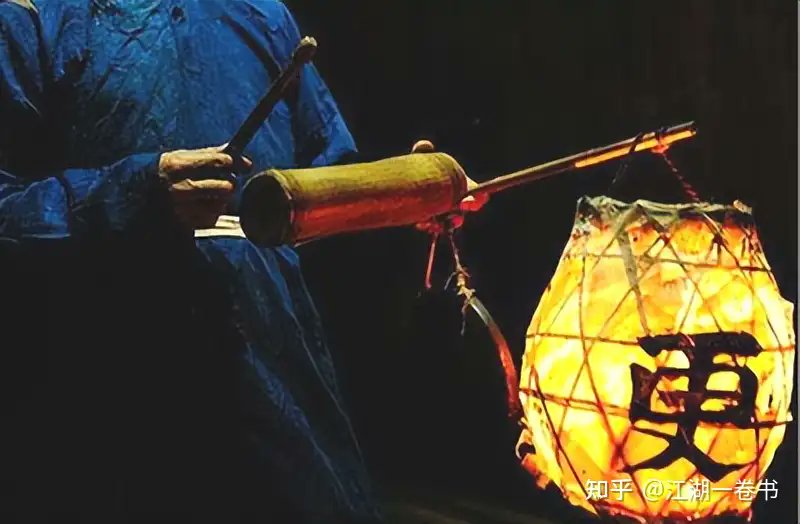 打更   二人为伍   共五更

一更天 戌时7pm-9pm ，
喊“天干物燥，小心火烛”
更响 ：一慢 一快，连打三次 

二更天 亥时 9pm -11pm，
喊 “关门关窗，防偷防盗” 
更响：打一下再一下， 连打多次

三更天 子时 11 pm -01 Am，
喊： “平安无事”，
更响：一慢两快