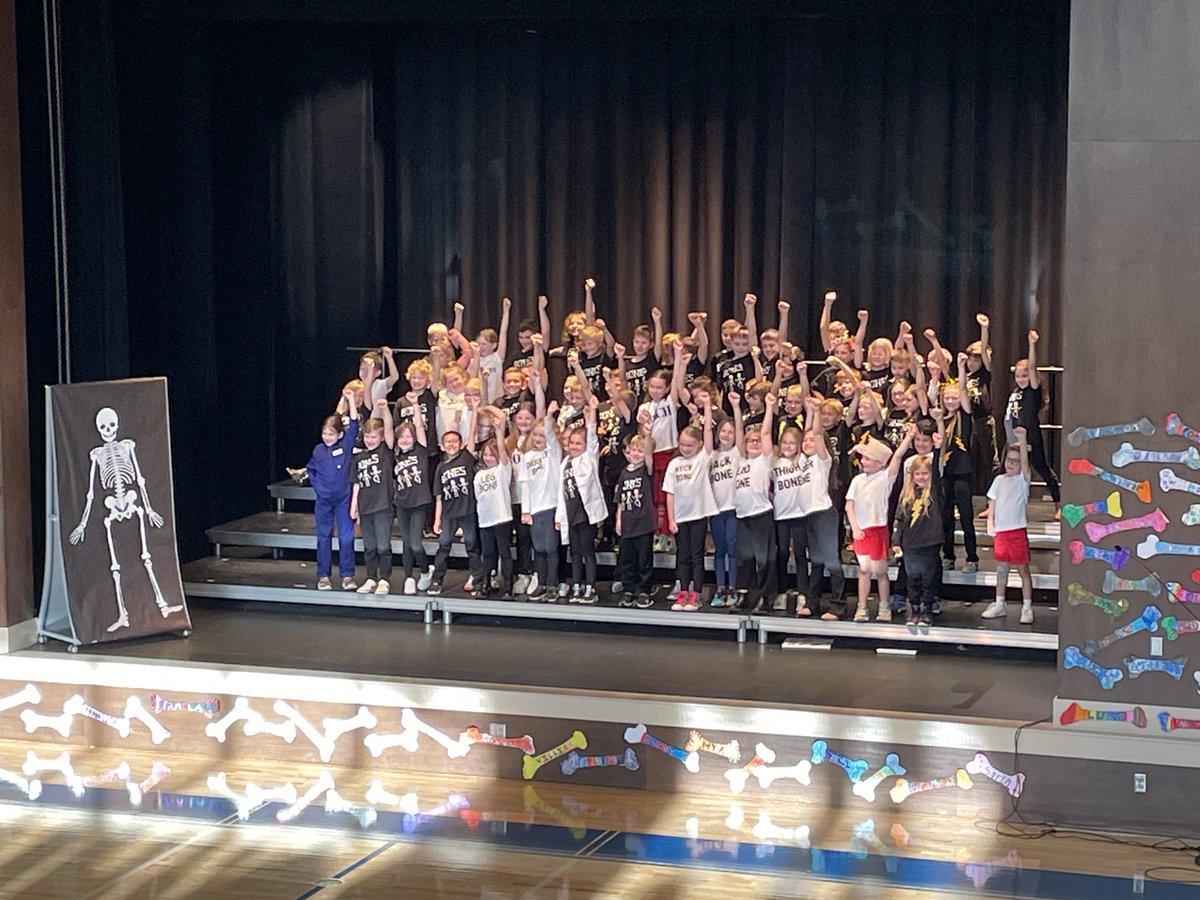 Our schools had all kinds of great events going on this evening. The Taste of @FTMoyerES allowed our community to eat cuisine from across the globe. And our first graders @FTWoodfillES and second graders @FTJohnsonES took the stage for wonderful musicals. Well done! @FTSUPT