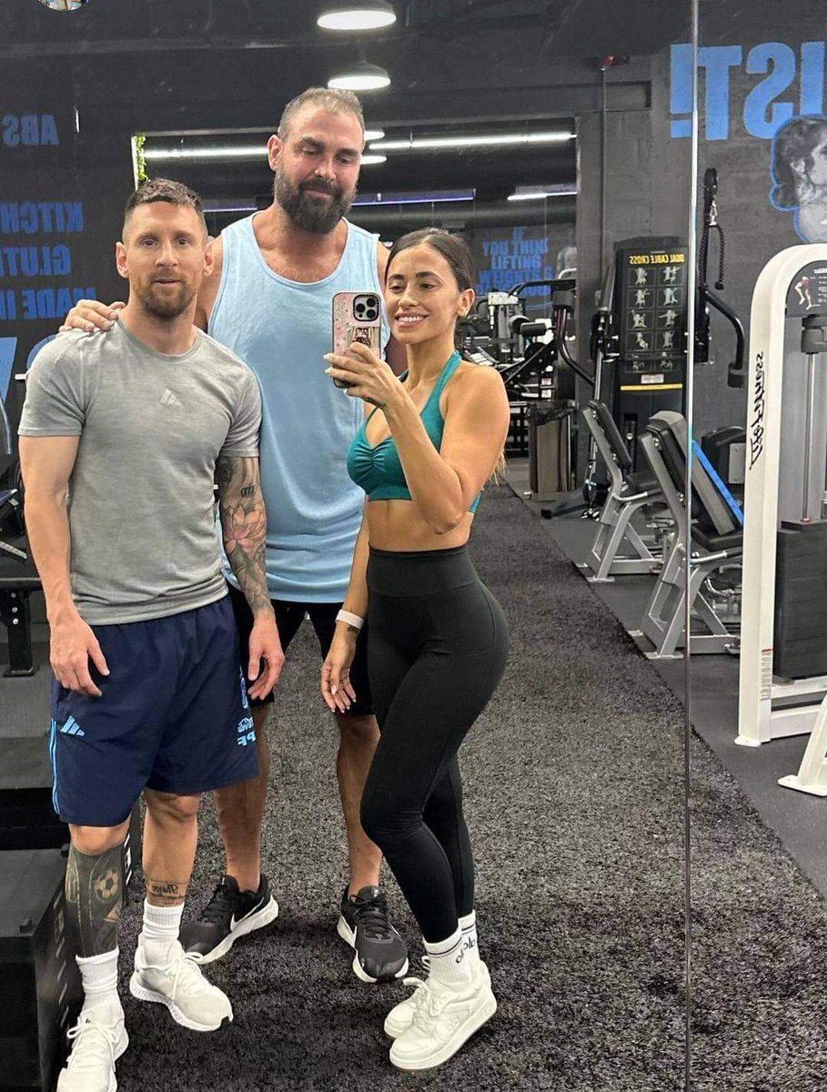 Ih, rapaz

Lionel Messi a esposa Antonela Roccuzzo e o Personal Trainer 😁

O Belo conhecer essa história 😁

#LionelMessi #Messi #PersonalTrainer