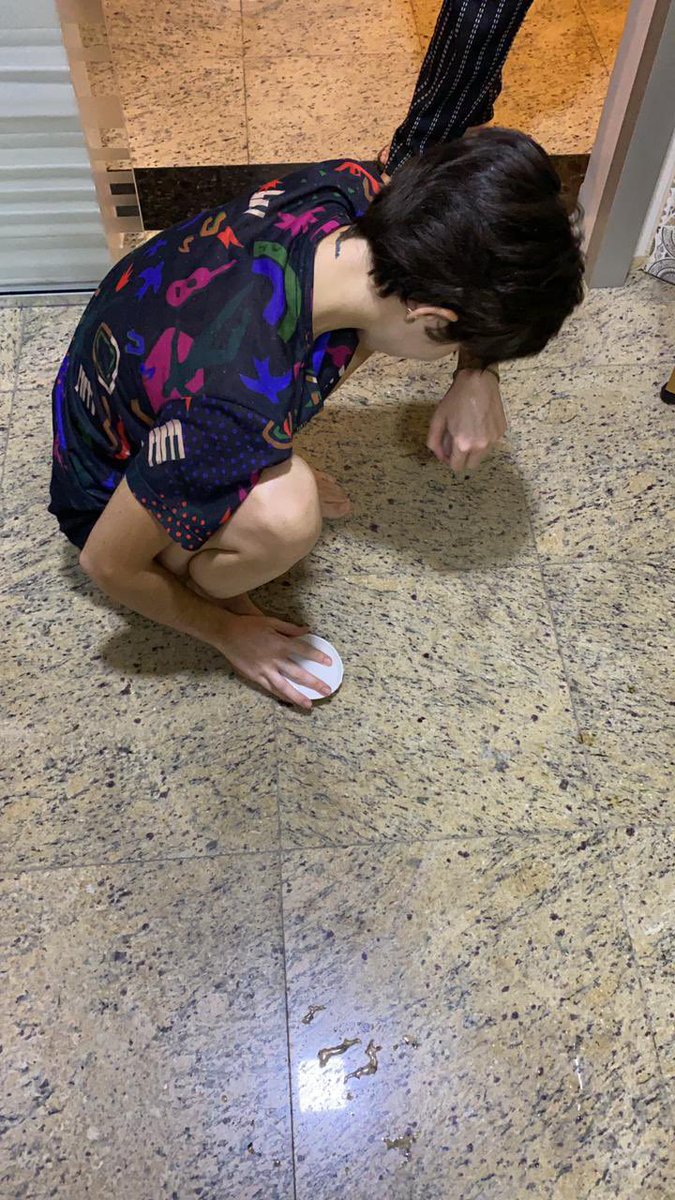 bncdrd's tweet image. Pois eu deixei cair um pior, mas salvei com meu dedão 🙏