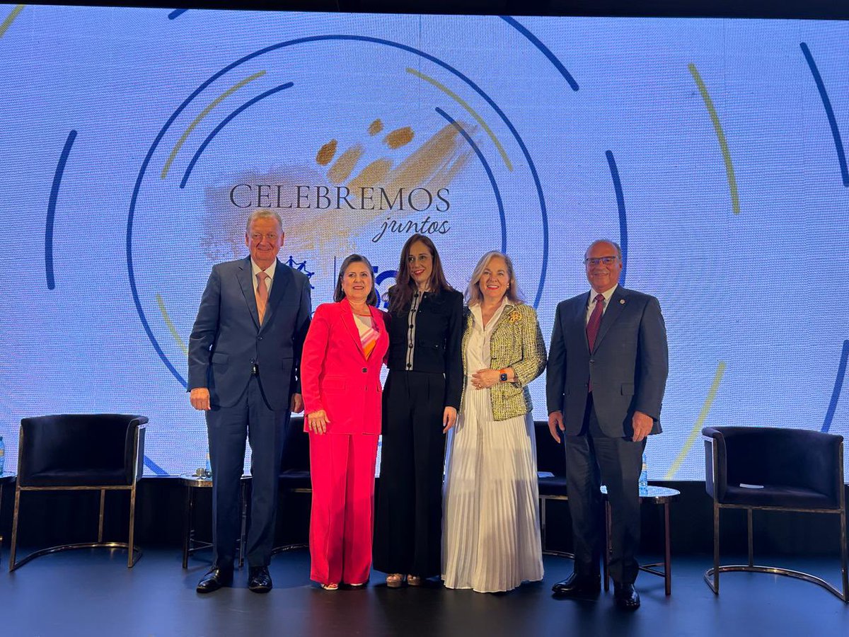 udem's tweet photo. 🎉 ¡Felicidades a #ANSPAC por 50 años de excelencia en la superación personal en México! Nos honra que nuestro rector Mario Páez haya participado en el panel "Tú también eres México" durante este evento tan significativo. ¡Gracias por inspirar y construir una mejor comunidad! https://t.co/WgP1YKYLuk