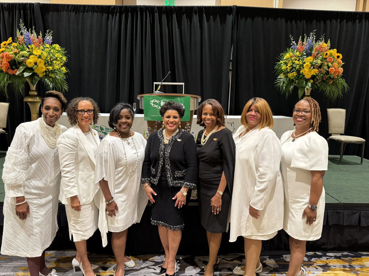 Incredibly grateful after graduating from the Links Leadership Academy!  It was an amazing journey of growth and learning; and I met some incredible sister-friends along the way who I know will be lifelong connections.  💚
#LinksInc #WALinks #GCACLinks #LLA